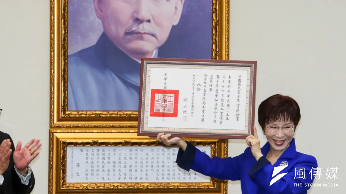 國民黨新任黨主席洪秀柱就職,高興的接下當選證書。(陳明仁攝)