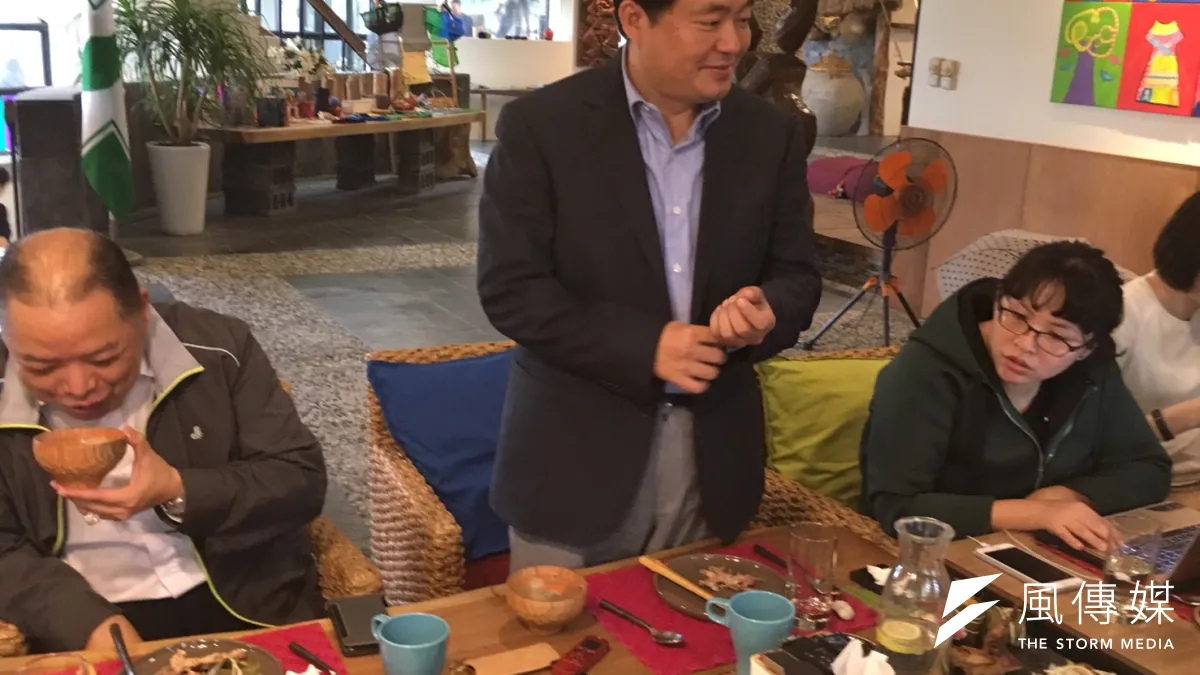 民進黨秘書長洪耀福17日與媒體茶絮時表示,將深澳電廠做選戰操作的,就是國民黨新北市長候選人侯友宜,但侯除了反深澳電廠外,到底主張了什麼?(顏振凱攝)