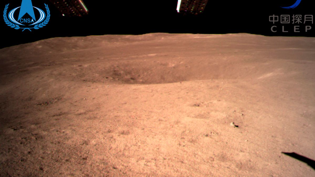 2019年1月3日,嫦娥四號著陸器監視相機C拍攝的著陸點南側月球背面圖像,巡視器將朝此方向駛向月球表面。(AP) 2019年1月3日,嫦娥四號著陸器監視相機C拍攝的著陸點南側月球背面圖像,巡視器將朝此方向駛向月球表面。(AP)