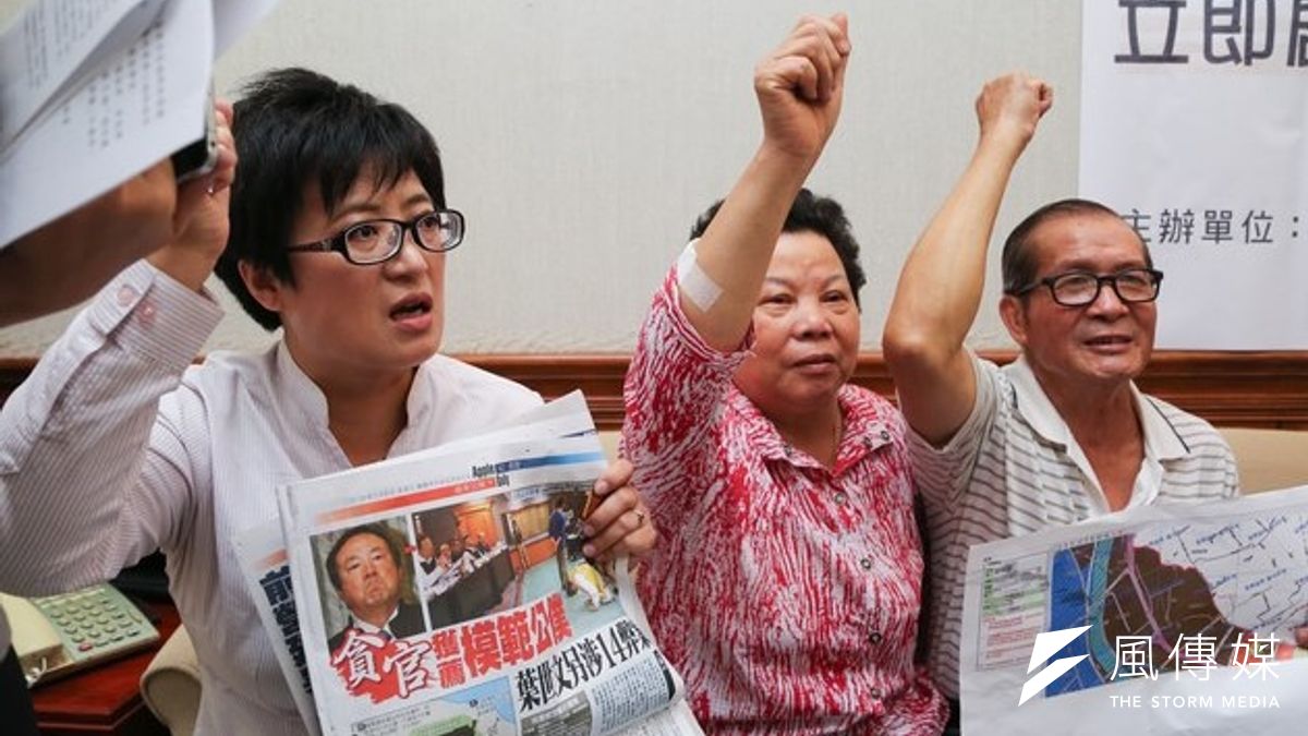 民間團體4日在立法院舉辦「弊案重重、桃園航空城計畫應暫停審議、立即啟動行政聽證釐清爭議」記者會,台灣農村陣線蔡培慧(左一)等與居民出面表達反對意見。(余志偉攝) 民間團體4日在立法院舉辦「弊案重重、桃園航空城計畫應暫停審議、立即啟動行政聽證釐清爭議」記者會,台灣農村陣線蔡培慧(左一)等與居民出面表達反對意見。(余志偉攝)