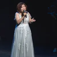 2022年9月当時、労働部長だった許銘春が「敬!前進の光 男女雇用機会均等法20周年コンサート」で歌を披露。(資料写真、労働部YouTubeより) 2022年9月当時、労働部長だった許銘春が「敬!前進の光 男女雇用機会均等法20周年コンサート」で歌を披露。(資料写真、労働部YouTubeより)