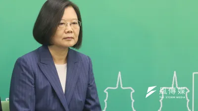 亞洲週刊最新一期封面專題「台灣民選獨裁幕後 綠營新威權主義現象」。圖為總統蔡英文。(柯承惠攝)