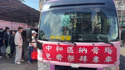 新北市府今年規劃38條清明接駁專車路線,並於59處重要路段實施交通管制。圖/新北市政府民政局提供