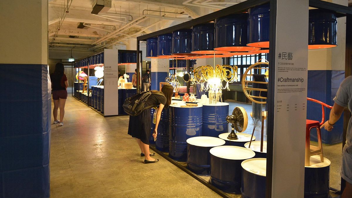 文化局展開與台北文創及其協力廠商松菸誠品的修約談判,文化局希望1樓的櫃位不再採「包底抽成」的不利於小文創者的方式,改以有賺才有抽成的「營運權利金」方式收租金。(取自台北文創臉書) 文化局展開與台北文創及其協力廠商松菸誠品的修約談判,文化局希望1樓的櫃位不再採「包底抽成」的不利於小文創者的方式,改以有賺才有抽成的「營運權利金」方式收租金。(取自台北文創臉書)