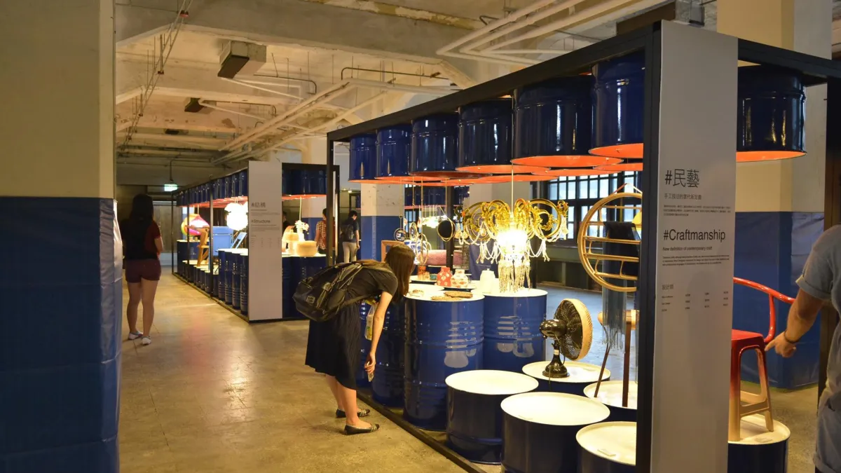 文化局展開與台北文創及其協力廠商松菸誠品的修約談判,文化局希望1樓的櫃位不再採「包底抽成」的不利於小文創者的方式,改以有賺才有抽成的「營運權利金」方式收租金。(取自台北文創臉書)