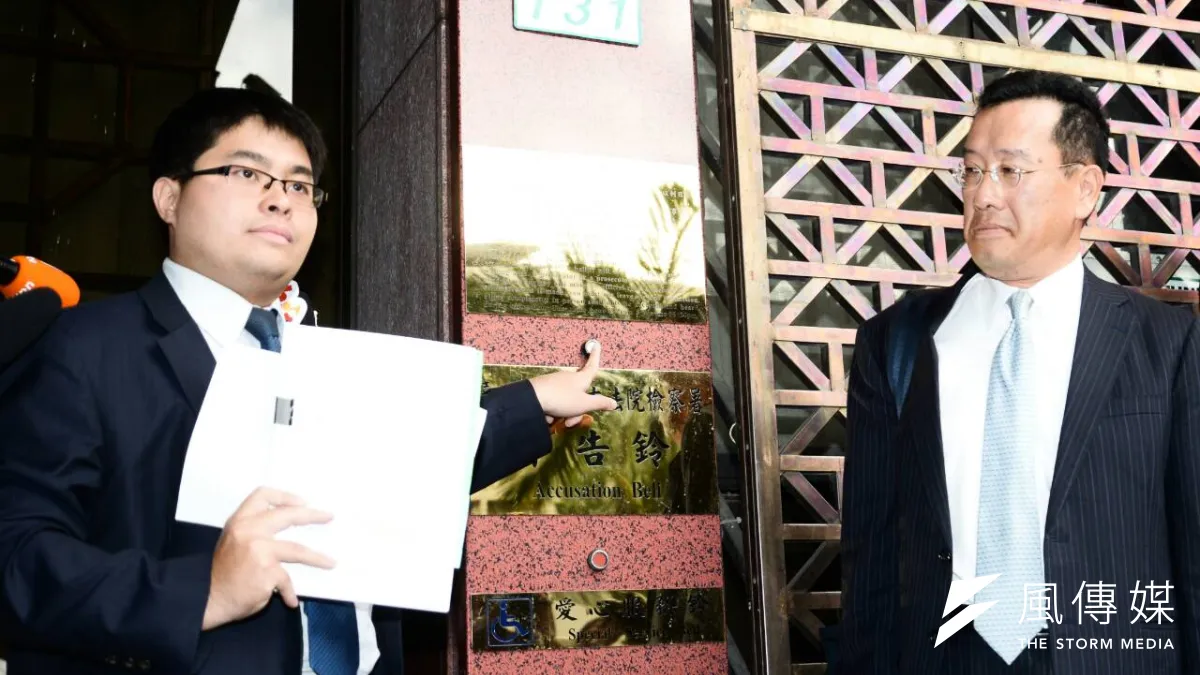 針對國民黨批蔡英文炒作土地一事,律師黃帝穎( 左)及顧立雄今日代表蔡英文提告。(林俊耀攝)