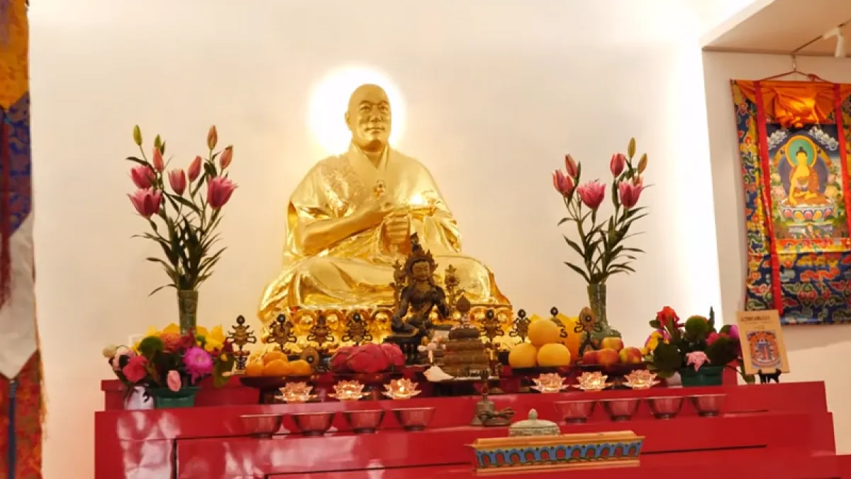 朱銘和楊英風合作,為甘珠佛爺全身舍利重塑金身,供奉於甘珠精舍。(翻攝自甘珠精舍YOUTUBE∕榮民榮眷基金會)