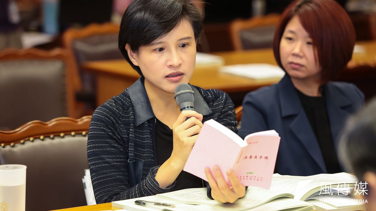 民進黨立委鄭麗君11日列席內政委員會審查法案。(顏麟宇攝) 民進黨立委鄭麗君11日列席內政委員會審查法案。(顏麟宇攝)