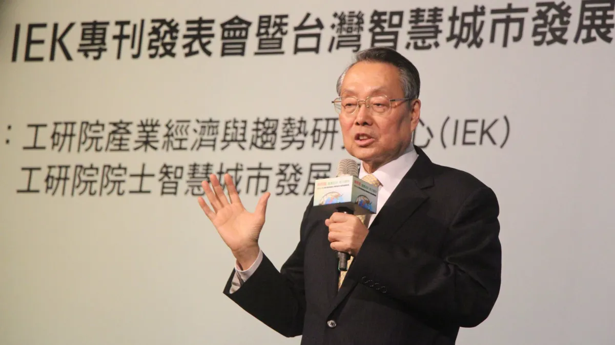 宏碁創辦人施振榮認為,不必先設想生涯規劃,因為計畫總是感不上變化,但要做好準備,不斷學習,老天自會把機會給準備好的人。(圖/施振榮薪傳網站臉書)