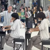 台南駅の新しい地下駅舎の供用開始後、構内ホールに設置された公共ピアノが旅客の注目を集めている。最近では演奏の様子を収めた複数の動画がThreadsで話題となった。(写真/Threads @yofa33333 提供) 台南駅の新しい地下駅舎の供用開始後、構内ホールに設置された公共ピアノが旅客の注目を集めている。最近では演奏の様子を収めた複数の動画がThreadsで話題となった。(写真/Threads @yofa33333 提供)