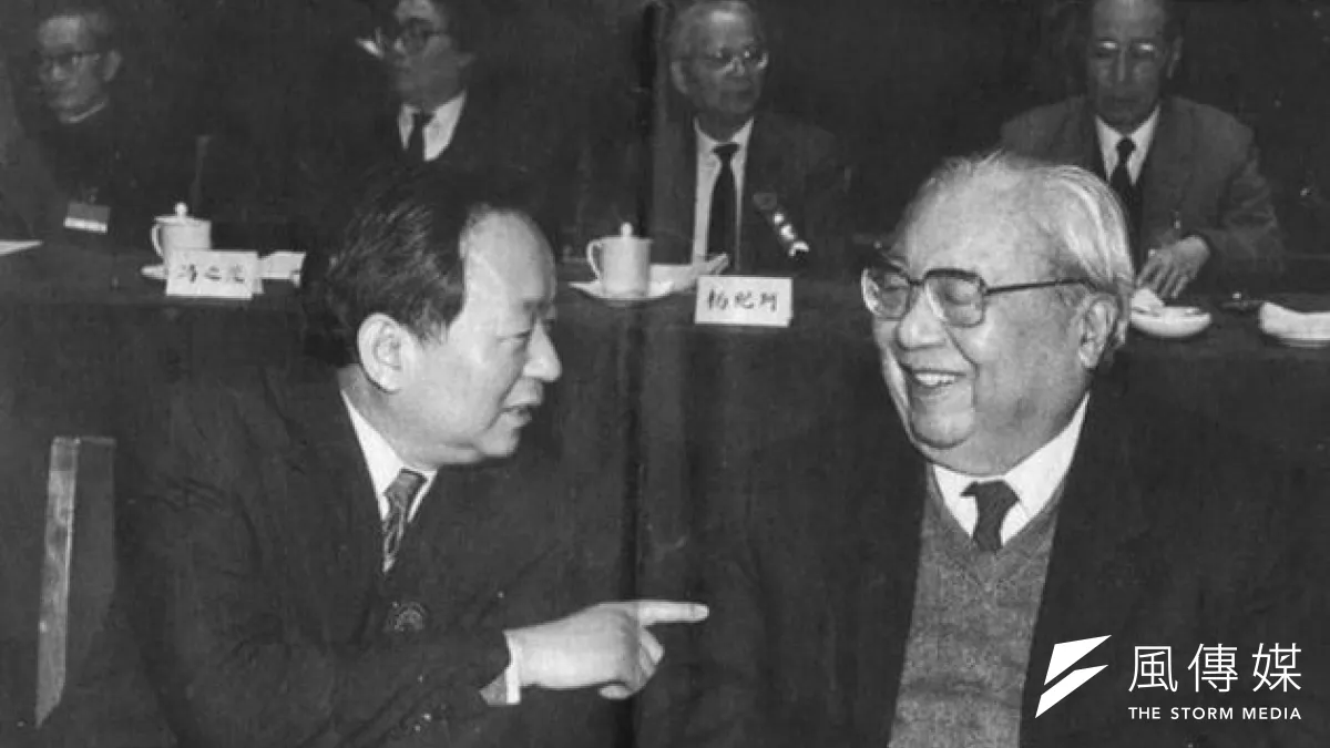 1992年田紀雲(左)在民盟大會與費孝通(右)交談。(取自CFP)