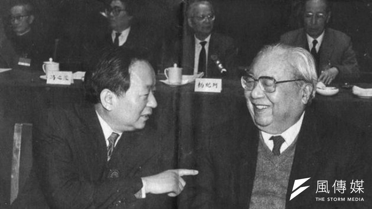 1992年田紀雲(左)在民盟大會與費孝通(右)交談。(取自CFP) 1992年田紀雲(左)在民盟大會與費孝通(右)交談。(取自CFP)