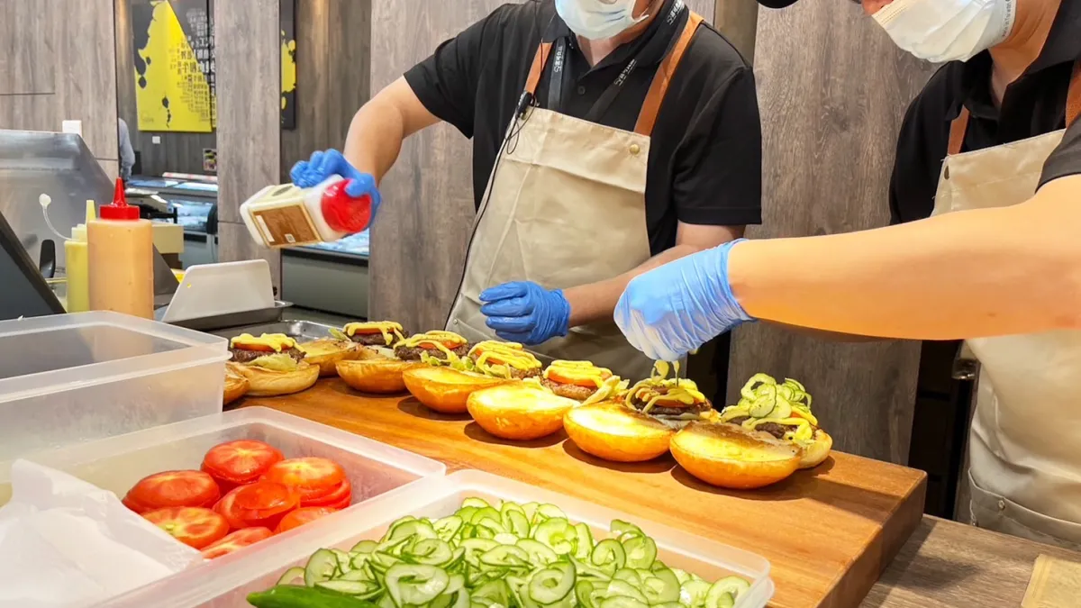 現做和牛漢堡把冷藏原肉轉化為即食體驗,成功拉近專業肉品與家庭消費者的距離。(圖/富可食品提供)