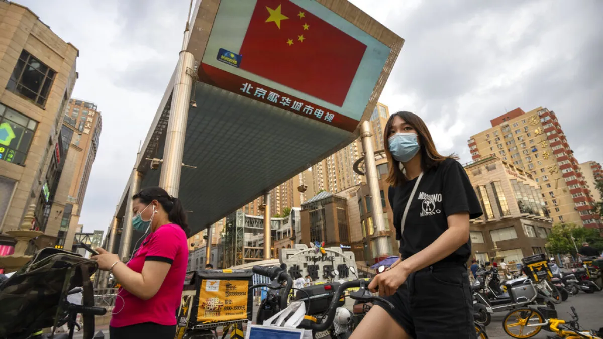 2022年7月1日,北京街頭的大螢幕正在播報習近平訪港的消息。(美聯社)