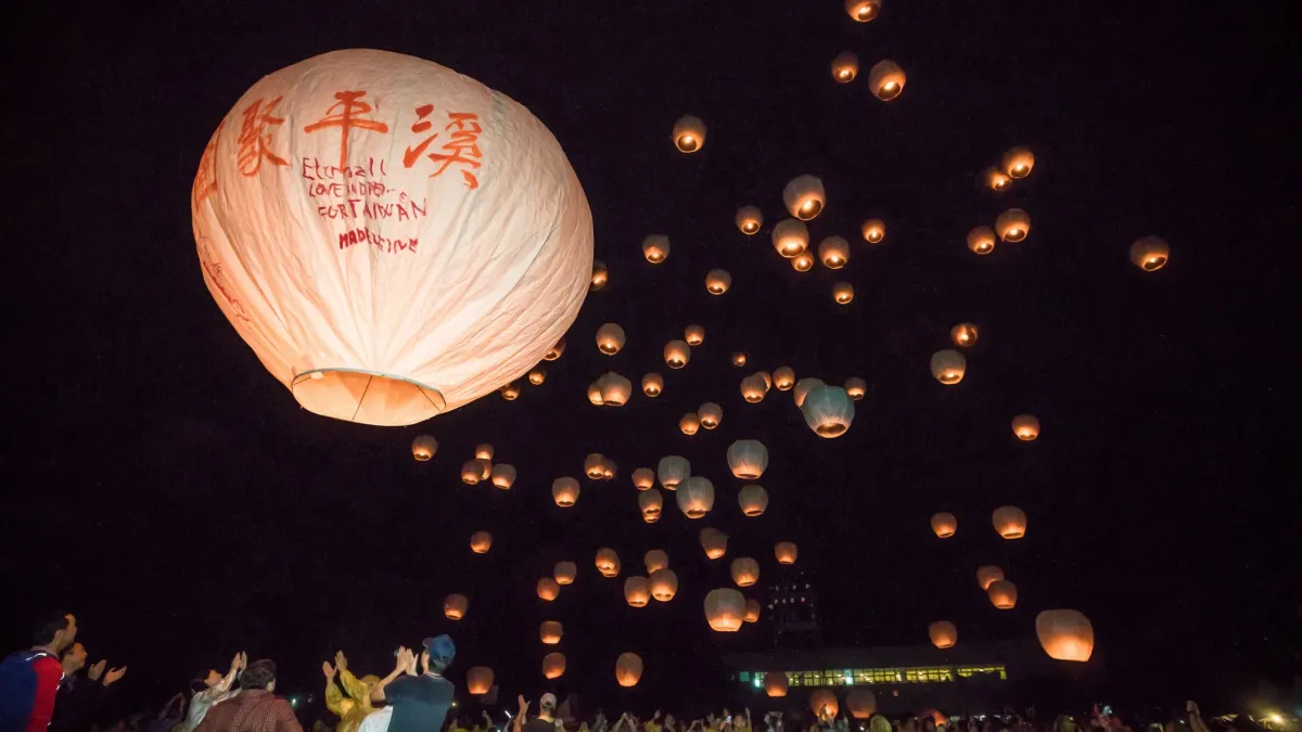 「2018新北市平溪天燈節」獲得TripAdvisor票選為臺灣2018年「最值得推薦國際旅客文化活動」,以及Reader’s digest推薦「40歲前要完成的40項旅遊清單」之一。(圖/新北市觀光旅遊局提供)