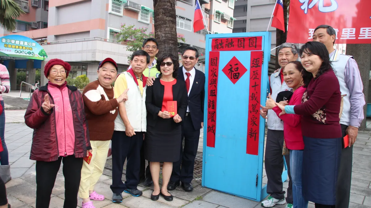涂醒哲年初二發新春紅包 走春民眾搶領沾喜氣