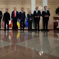 アメリカ大統領トランプ氏とウクライナ大統領ゼレンスキー氏(左から4番目)およびそのEU同盟国が18日にホワイトハウスでロシア・ウクライナ問題に関して話し合った。(写真/AP通信提供) アメリカ大統領トランプ氏とウクライナ大統領ゼレンスキー氏(左から4番目)およびそのEU同盟国が18日にホワイトハウスでロシア・ウクライナ問題に関して話し合った。(写真/AP通信提供)