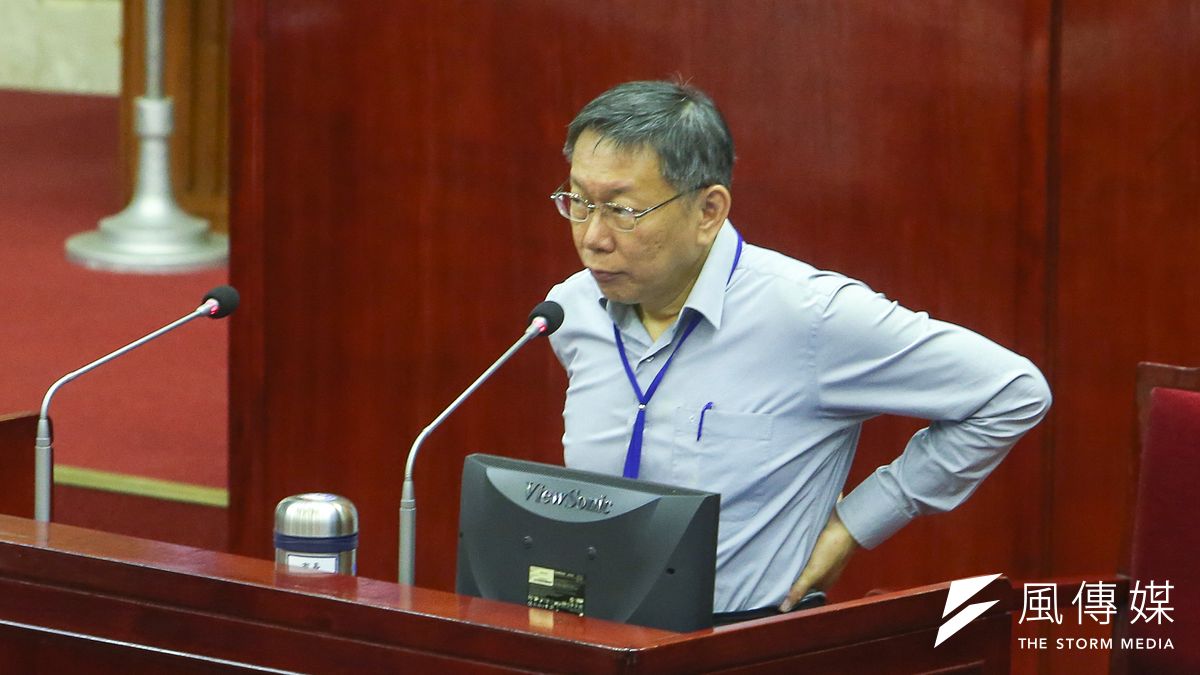 台北市長柯文哲與副市長陳景峻日前因為批評高雄市財政、新北市舉債問題,引來各方圍剿。今日市議會總質詢被詢及此事,柯苦笑回應,可能是自己做人失敗,以後就是少講一點,努力把市政做好就好。(陳明仁攝) 台北市長柯文哲與副市長陳景峻日前因為批評高雄市財政、新北市舉債問題,引來各方圍剿。今日市議會總質詢被詢及此事,柯苦笑回應,可能是自己做人失敗,以後就是少講一點,努力把市政做好就好。(陳明仁攝)