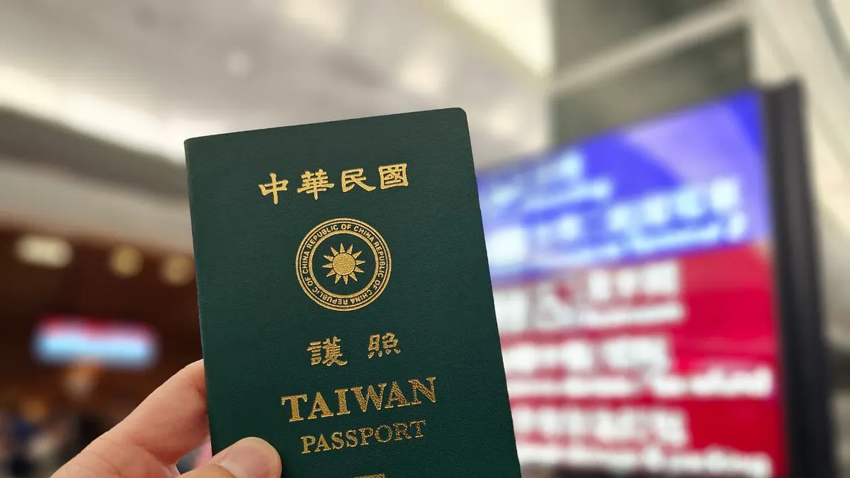 近日、一部のネットユーザーから、中国人観光客の中には日本での排斥や冷たい視線を避けるため、中国のパスポートの上から台湾を想起させるデザインのパスポートカバーを装着している例があると指摘されている。(イメージ写真/洪煜勛撮影) 近日、一部のネットユーザーから、中国人観光客の中には日本での排斥や冷たい視線を避けるため、中国のパスポートの上から台湾を想起させるデザインのパスポートカバーを装着している例があると指摘されている。(イメージ写真/洪煜勛撮影)