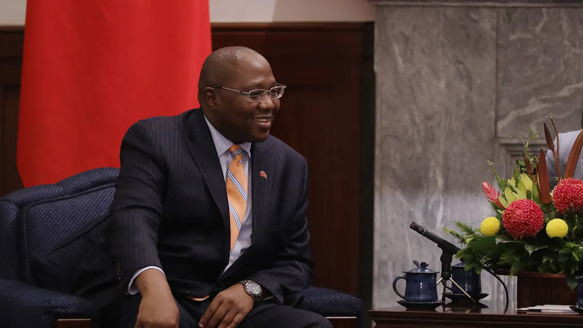 2019年10月8日,總統蔡英文接見史瓦帝尼王國總理戴安柏(Ambrose Mandvulo Dlamini)伉儷。(總統府@Flickr/CC BY 2.0)