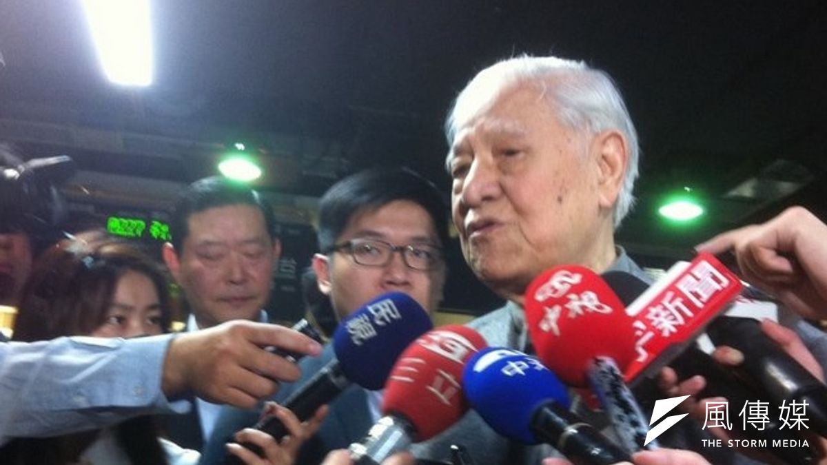 前總統李登輝27日前往台中接受電台訪問,圖為李登輝在台北高鐵站接受訪問。(顏振凱攝) 前總統李登輝27日前往台中接受電台訪問,圖為李登輝在台北高鐵站接受訪問。(顏振凱攝)