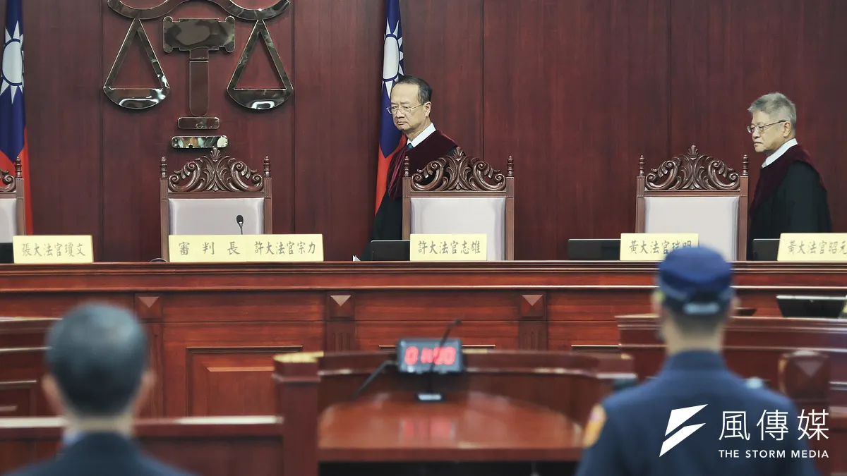 司法院憲法法庭20日由審判長大法官許宗力(左)宣判死刑釋憲結果,限縮死刑適用範圍。(柯承惠攝)