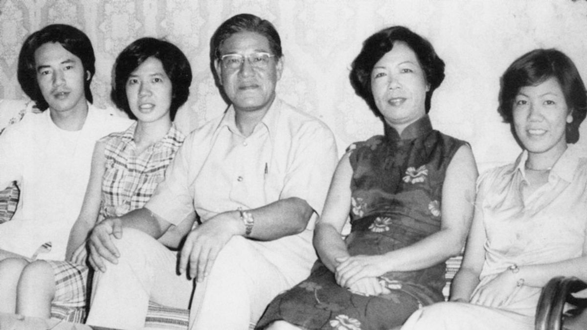 長子李憲文(左一)壯年亡故,令李登輝(中)哀傷不已。(翻攝自《李登輝總統照片集》) 長子李憲文(左一)壯年亡故,令李登輝(中)哀傷不已。(翻攝自《李登輝總統照片集》)