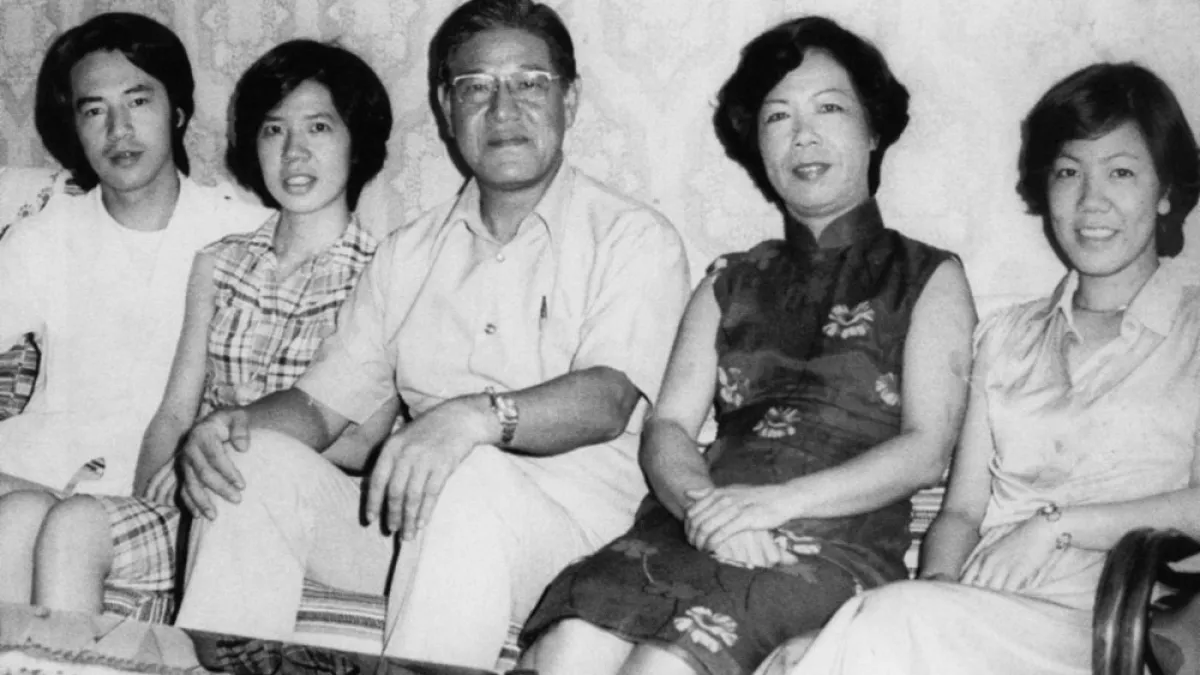 長子李憲文(左一)壯年亡故,令李登輝(中)哀傷不已。(翻攝自《李登輝總統照片集》)