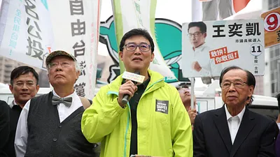 力推東京奧運台灣正名公投,獨派團體、喜樂島聯盟出動「胖鯨號」今(9)至台北市政府廣場宣傳,民進黨台北市長候選人姚文智亦現身力挺。(姚文智辦公室提供)