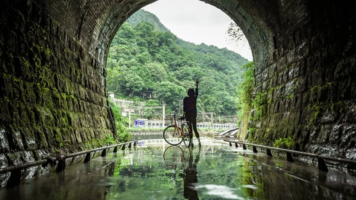 7月試營運的三貂嶺自行車道,連結雙溪車站與瑞芳三貂嶺隧車站,沿途豐富的自然生態景觀,滿足民眾五感體驗,快邀親朋好友同行一遊吧。(圖/新北市工務局提供)
