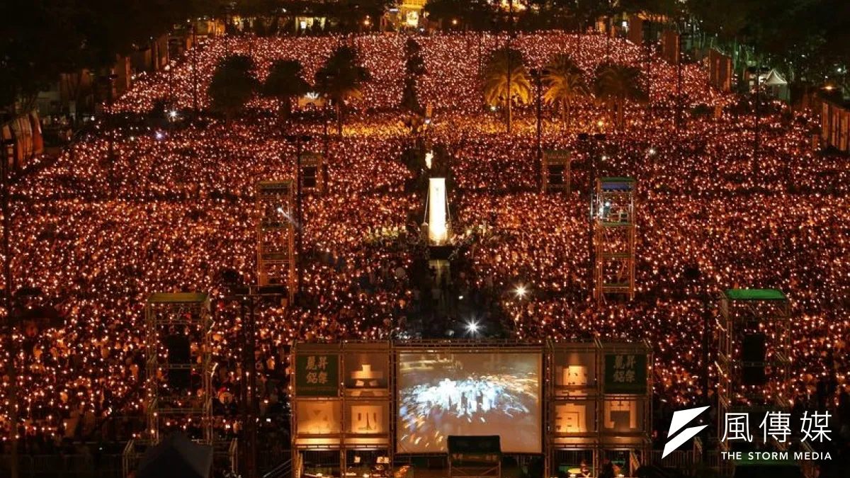 香港維多利亞公園4日晚間舉行悼念六四25周年的燭光晚會,18萬民眾到場致意。(美聯社)