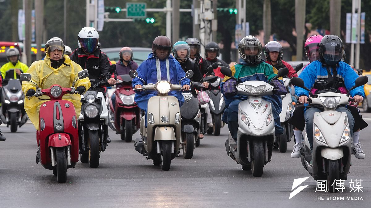 據交通部今年8月最新統計,輕機車駕照男性持照人年逾60歲比率已突破40%、一般小客車駕照男性持照人為「花漾爺爺」的比率亦近23%。示意圖。(資料照,顏麟宇攝) 據交通部今年8月最新統計,輕機車駕照男性持照人年逾60歲比率已突破40%、一般小客車駕照男性持照人為「花漾爺爺」的比率亦近23%。示意圖。(資料照,顏麟宇攝)