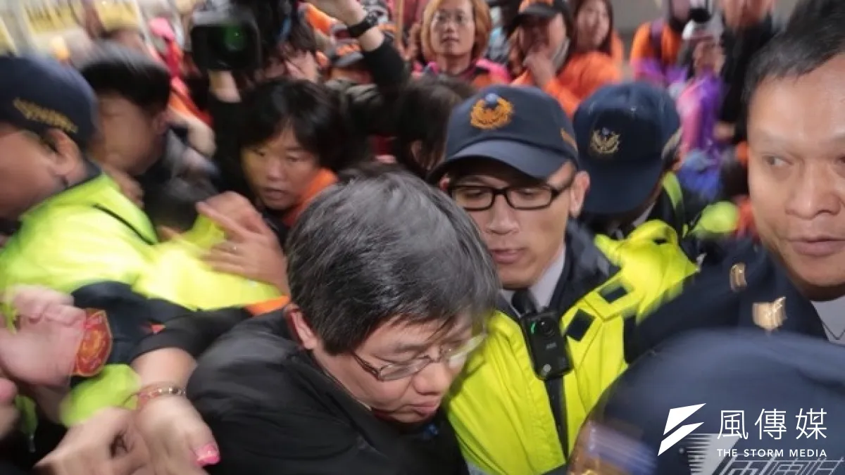國道收費員到交通部陳情,與警方發生推擠,導致多人受傷。(楊子磊攝)
