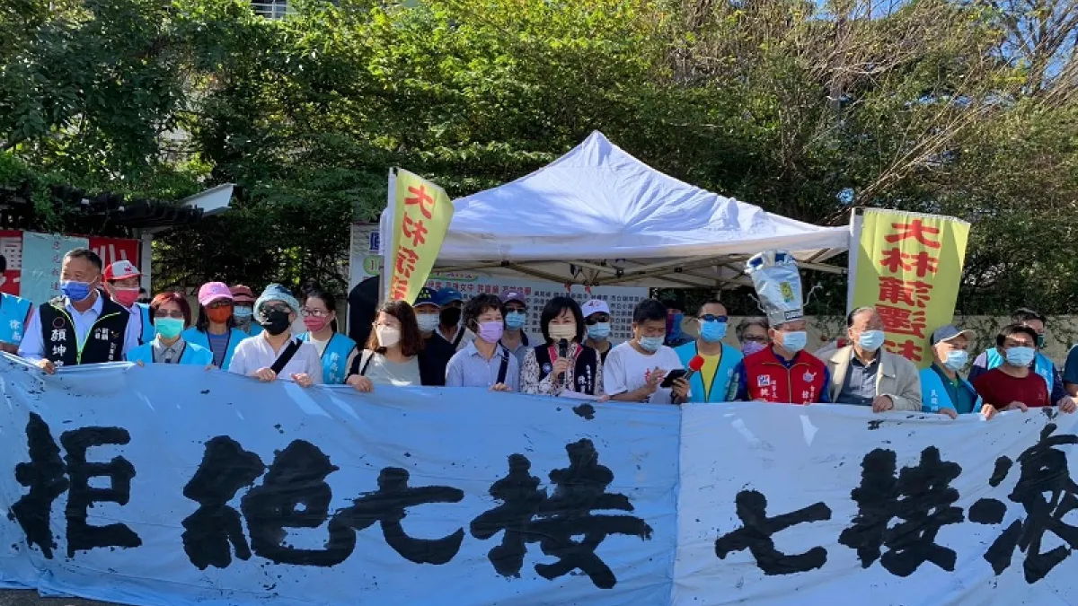 為了補足廢核後的供電缺口,台灣即將迎來大燃氣時代。中油七接環評3個月就通過,7月即將動工。大林蒲居民抗議,遷村前,七接不應動工。 (圖/黃義英提供)