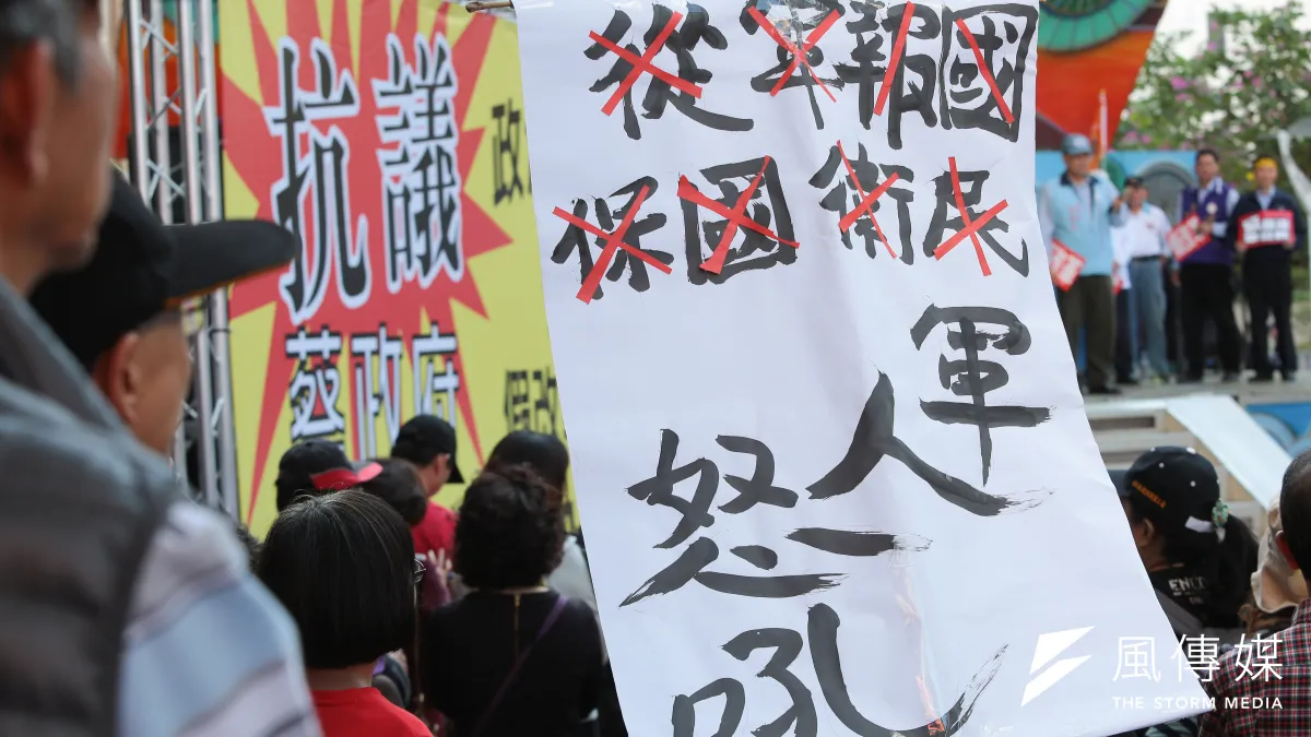 首場年金改革座談今(31)日在台北登場,國民黨副主席郝龍斌也到場力挺,他表示,軍公教的退休金是他們一生奉獻得到的代價,因此改革不該溯及既往。(顏麟宇攝)