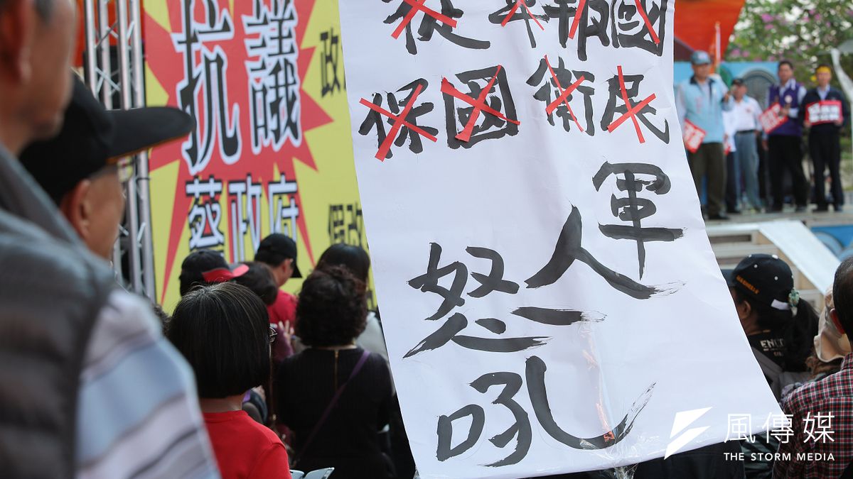 首場年金改革座談今(31)日在台北登場,國民黨副主席郝龍斌也到場力挺,他表示,軍公教的退休金是他們一生奉獻得到的代價,因此改革不該溯及既往。(顏麟宇攝) 首場年金改革座談今(31)日在台北登場,國民黨副主席郝龍斌也到場力挺,他表示,軍公教的退休金是他們一生奉獻得到的代價,因此改革不該溯及既往。(顏麟宇攝)