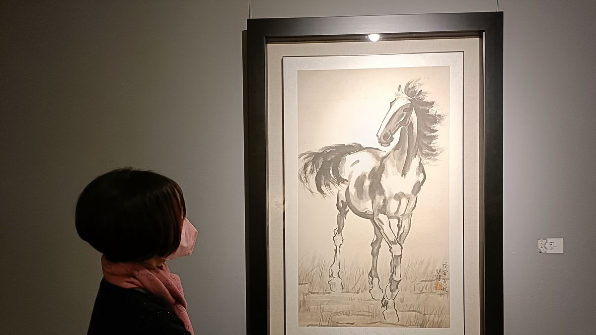 長流美術館(台北館)舉辦「一代宗師系列—徐悲鴻特展」,作者正欣賞知名的「悲鴻馬」畫作,特展展期至2023年01月15日。(圖/作者提供) 長流美術館(台北館)舉辦「一代宗師系列—徐悲鴻特展」,作者正欣賞知名的「悲鴻馬」畫作,特展展期至2023年01月15日。(圖/作者提供)