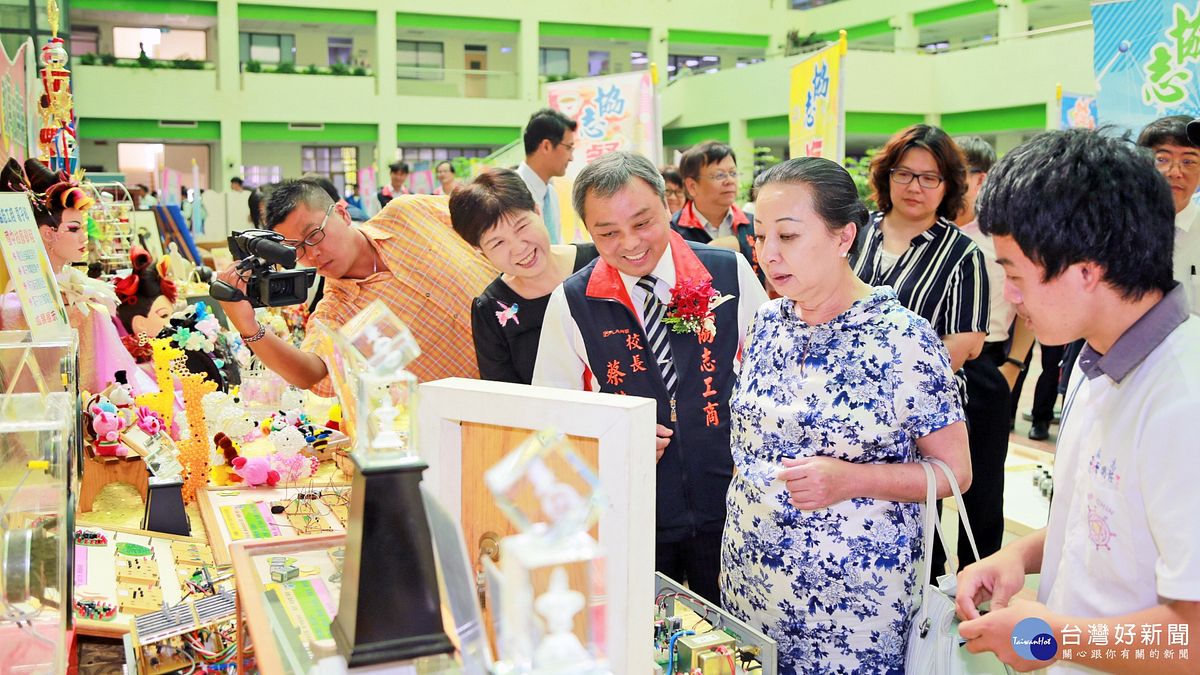 嘉縣國中技藝競賽 張花冠勉勵向吳季剛看齊 嘉縣國中技藝競賽 張花冠勉勵向吳季剛看齊