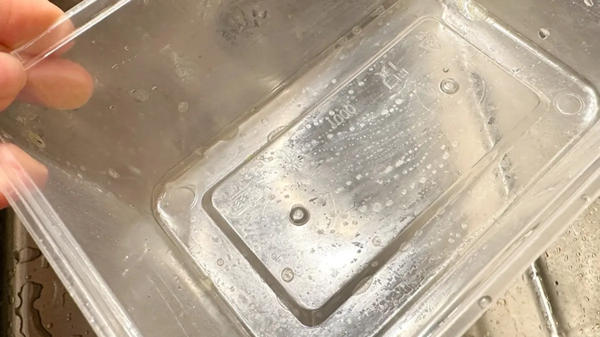 保鮮盒洗完還是油油的,別只用洗碗精狂刷!(圖/香港01提供) 保鮮盒洗完還是油油的,別只用洗碗精狂刷!(圖/香港01提供)