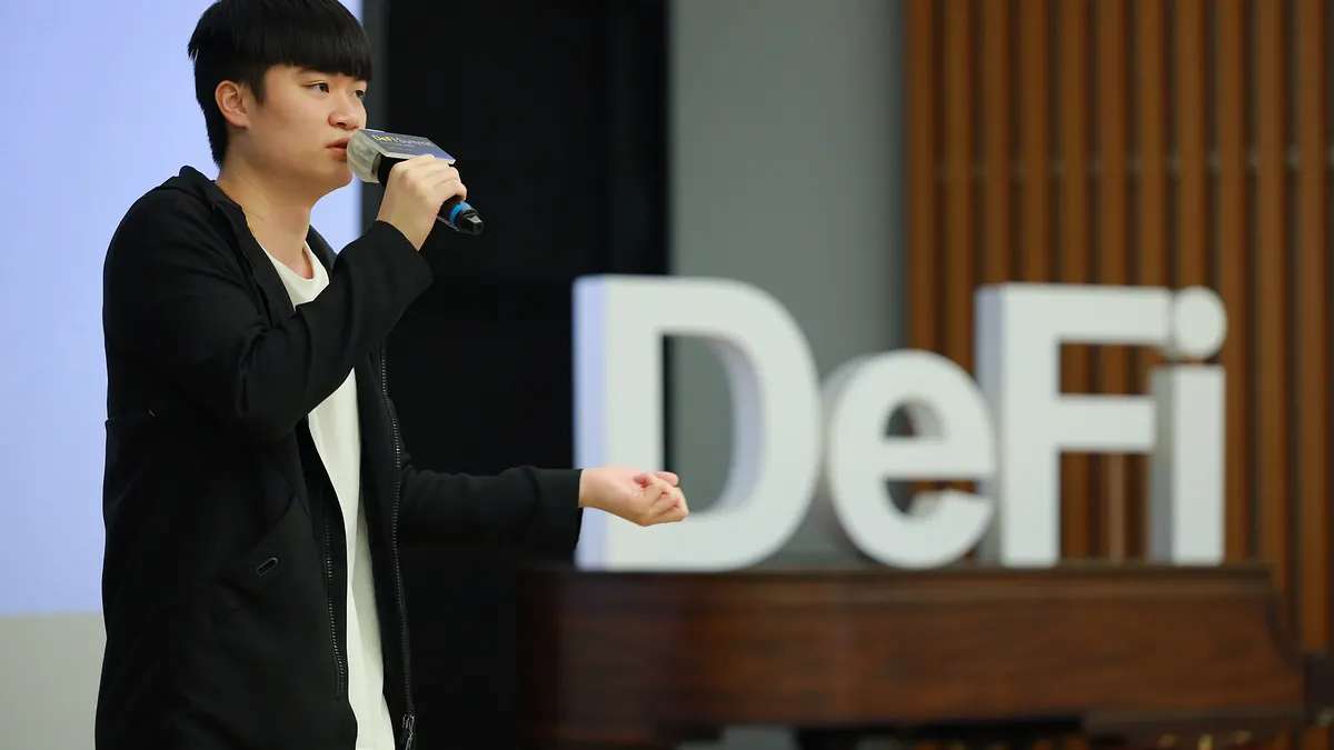 黃文逸的職涯起點與眾不同,別的經濟系畢業生進金融業,他深耕區塊鏈領域,經營YouTube頻道(圖/受訪者提供) 黃文逸的職涯起點與眾不同,別的經濟系畢業生進金融業,他深耕區塊鏈領域,經營YouTube頻道(圖/受訪者提供)