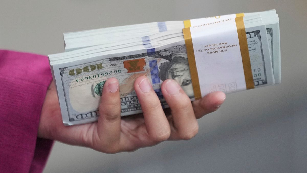 雅加達的一間銀行正在清點美元。(美聯社) 雅加達的一間銀行正在清點美元。(美聯社)