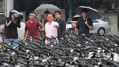 國民黨台北市長參選人丁守中26日至台大水源校區自行車拖吊場發表關於oBike看法,形容根本是「oBike亂葬岡」,並痛批市長柯文哲毫無市政概念。(顏麟宇攝)