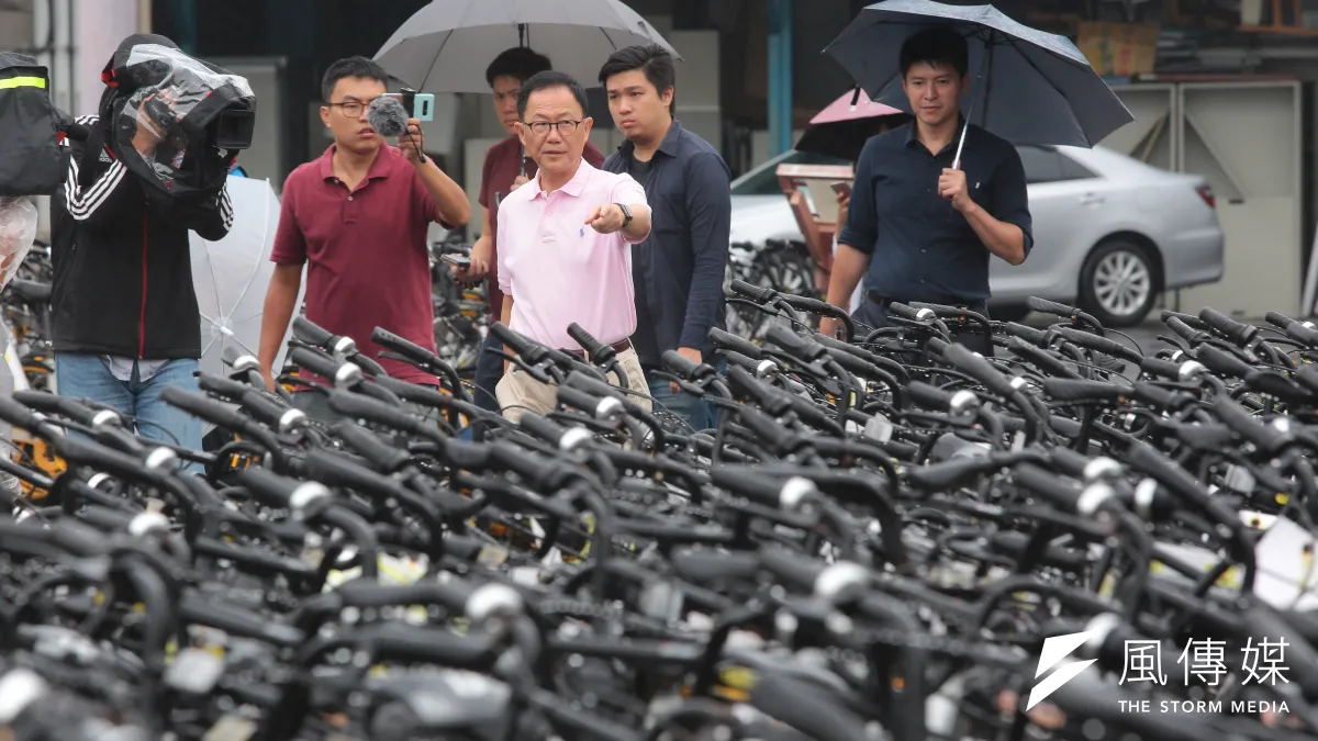 國民黨台北市長參選人丁守中26日至台大水源校區自行車拖吊場發表關於oBike看法,形容根本是「oBike亂葬岡」,並痛批市長柯文哲毫無市政概念。(顏麟宇攝)