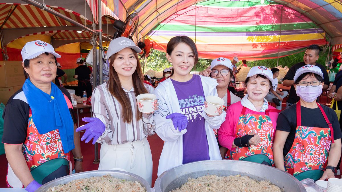 白沙屯媽祖回鑾!高虹安化身最強應援志工 暖心發送新竹貢丸湯炒米粉