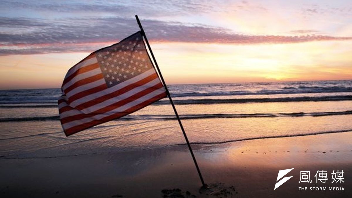 法國諾曼第海灘上的餘暉與美國國旗。(美聯社) 法國諾曼第海灘上的餘暉與美國國旗。(美聯社)