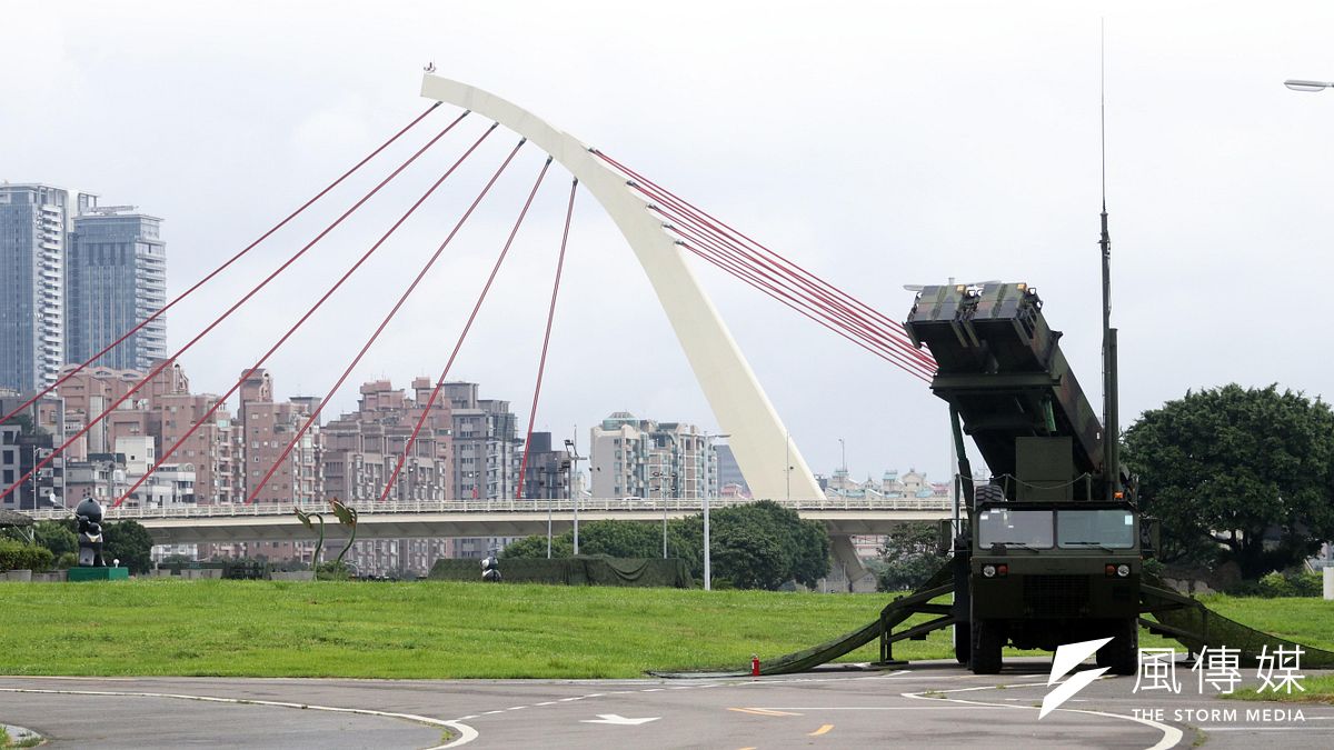 以「戰力防護、濱海決勝、灘岸殲敵」為整體防衛構想,第35號漢光演習實兵演練於31日畫下句點。圖為首日出現在台北河濱公園內的愛國者飛彈陣地,也成為本次演習亮點之一。(蘇仲泓攝) 以「戰力防護、濱海決勝、灘岸殲敵」為整體防衛構想,第35號漢光演習實兵演練於31日畫下句點。圖為首日出現在台北河濱公園內的愛國者飛彈陣地,也成為本次演習亮點之一。(蘇仲泓攝)