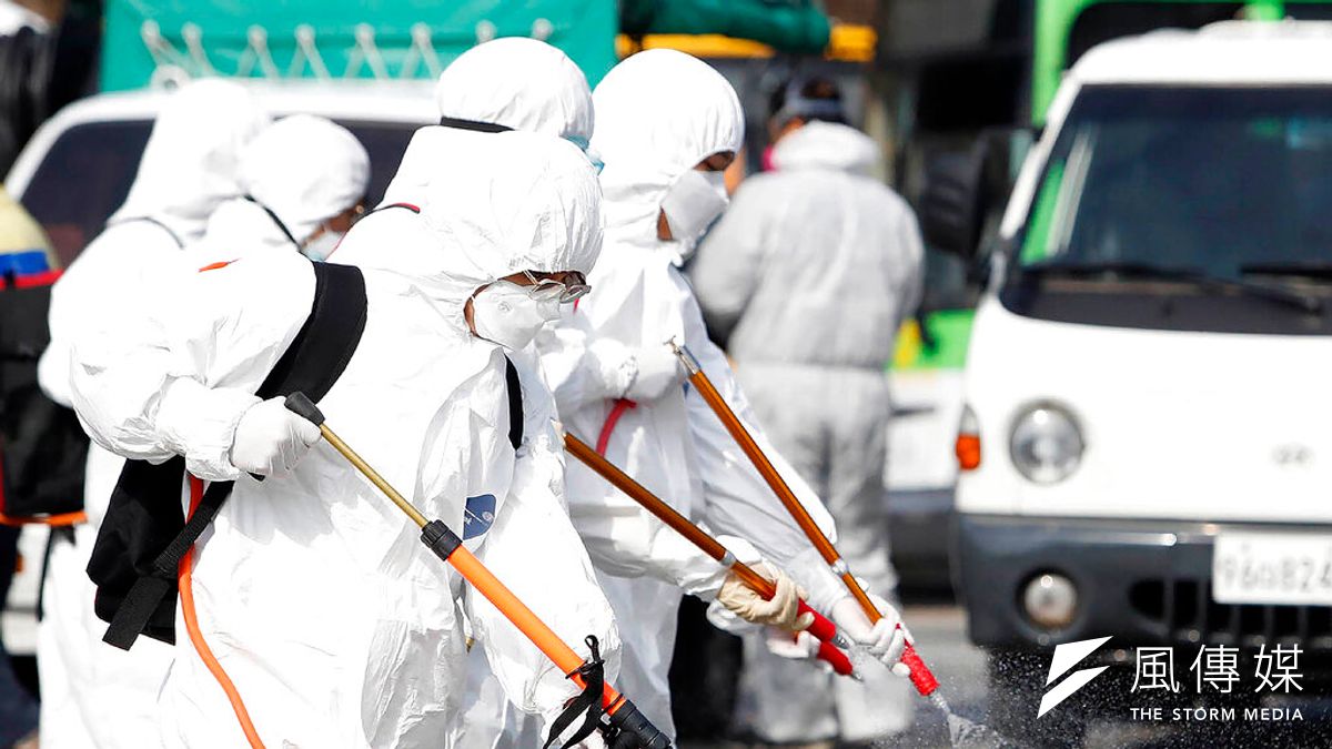 南韓疫情肆虐,光州的工作人員正在加強消毒。(美聯社) 南韓疫情肆虐,光州的工作人員正在加強消毒。(美聯社)