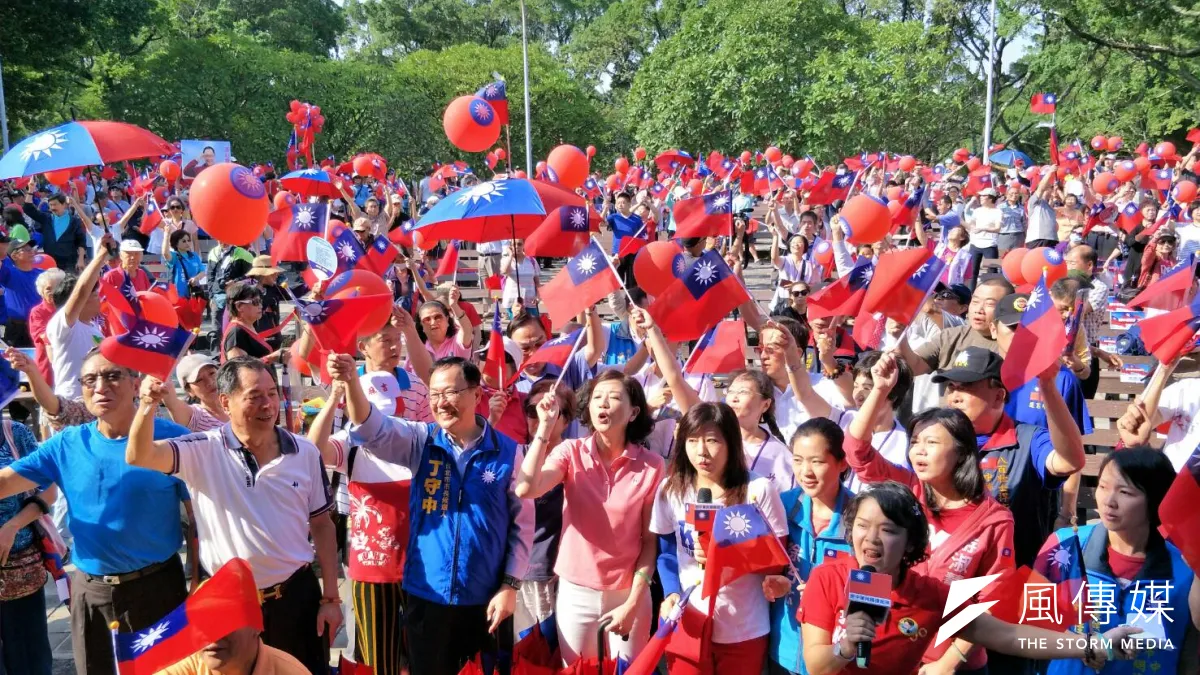 國民黨台北市長候選人丁守中6日下午在青年公園舉辦「把中華民國挺起來」活動,退伍軍人團體「八百壯士」動員力挺,現場上千人揮舞國旗,呼喚藍軍歸隊。(周怡孜攝)