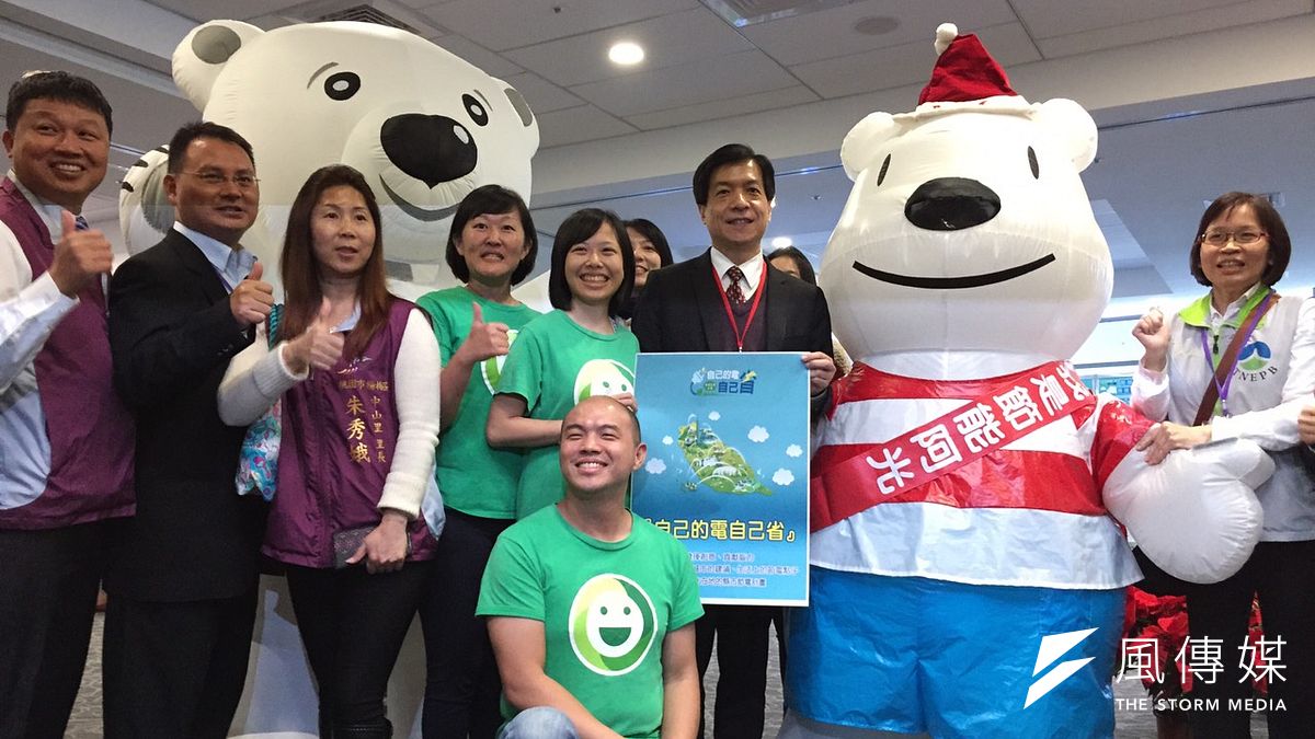 行政院25日展示創意節電競賽成果,由政務委員葉欣誠(右2)擔任評審召集人 (杜兆倫攝) 行政院25日展示創意節電競賽成果,由政務委員葉欣誠(右2)擔任評審召集人 (杜兆倫攝)