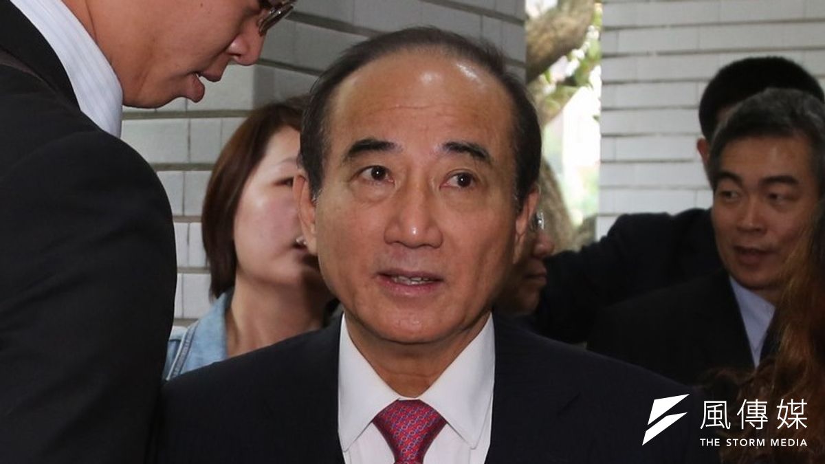 金平表示,近期內將先召集朝野協商,並呼籲馬英九「體察時局、傾聽民意」,儘早解決爭議。(余志偉攝) 金平表示,近期內將先召集朝野協商,並呼籲馬英九「體察時局、傾聽民意」,儘早解決爭議。(余志偉攝)